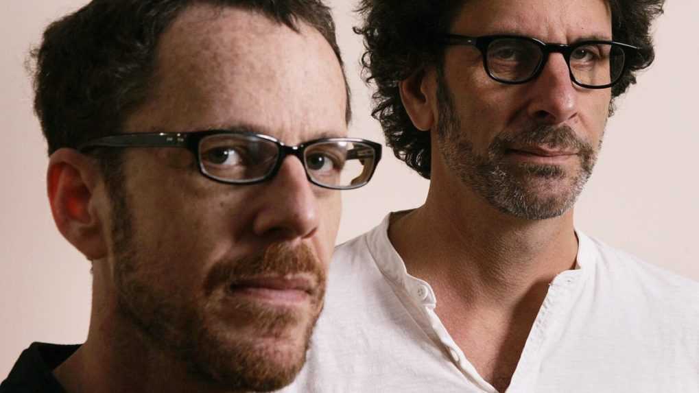 Režiséri Ethan Coen (vľavo) a Joel Coen pózujú na Medzinárodnom filmovom festivale v kanadskom Toronte.