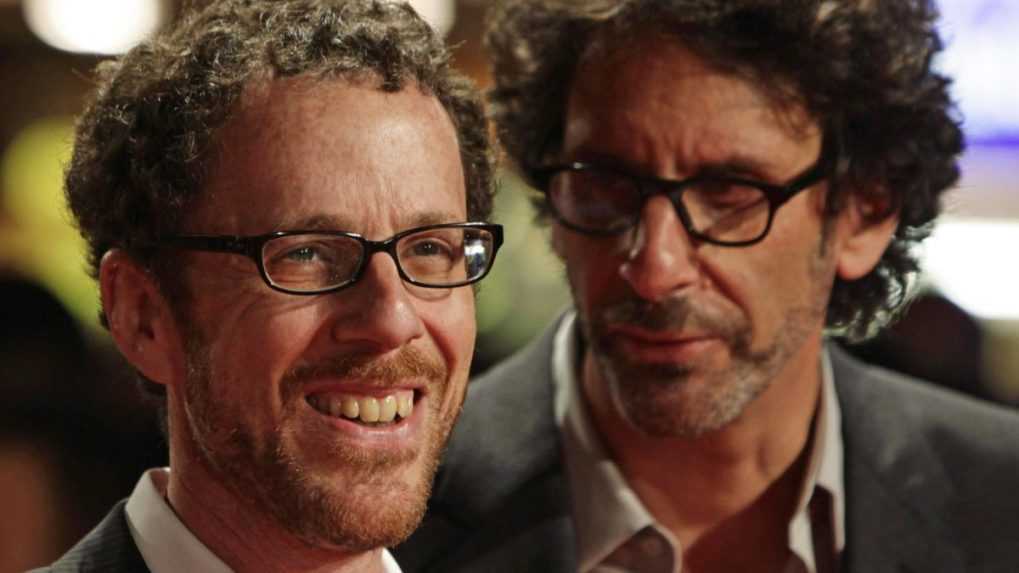 Režiséri Joel (vpravo) a Ethan Coenovci na premietaní svojho filmu A Serious Man v roku 2009.