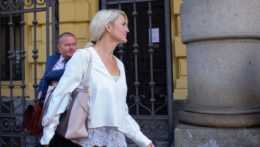 Obžalovaná Jana Nagyová vychádza z budovy Mestského súdu v Prahe v sprievode svojho advokáta.