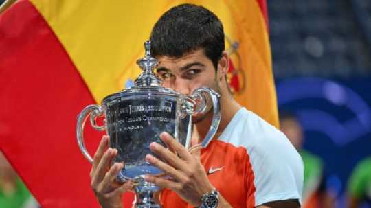 Španielsky tenista Carlos Alcaraz drží pohár pre víťaza US Open.
