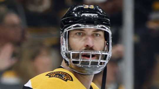 Slovenský hokejista Zdeno Chára v drese klubu NHL Bostonu Bruins.