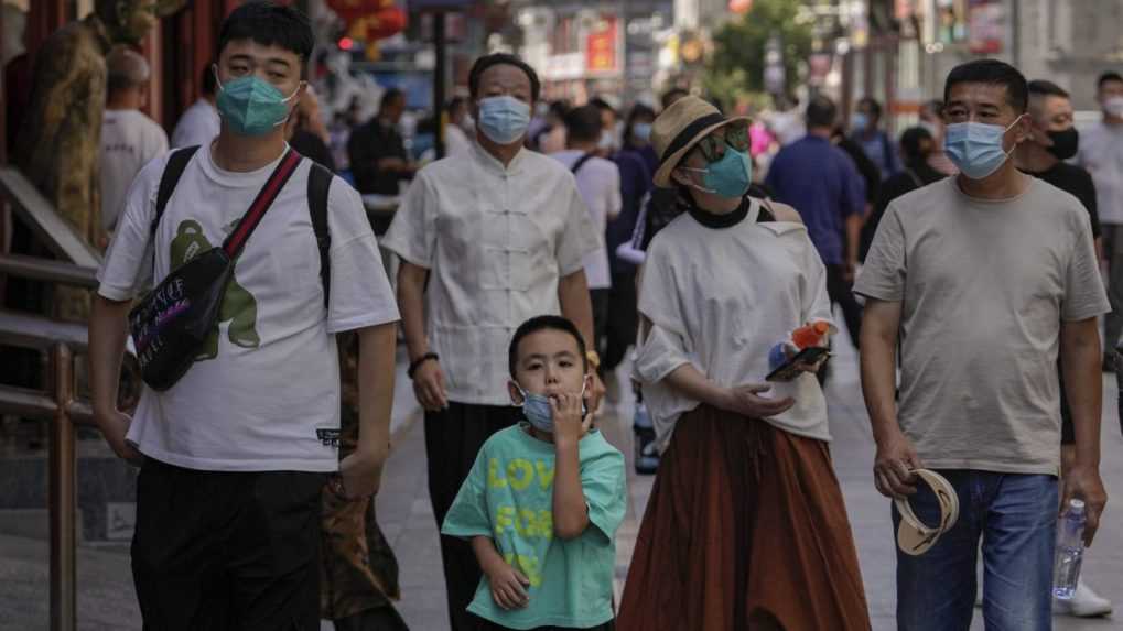 Čínsky epidemiológ vyzval Číňanov, aby sa nedotýkali cudzincov