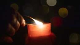 Ilustračná snímka zapálenia sviečky.