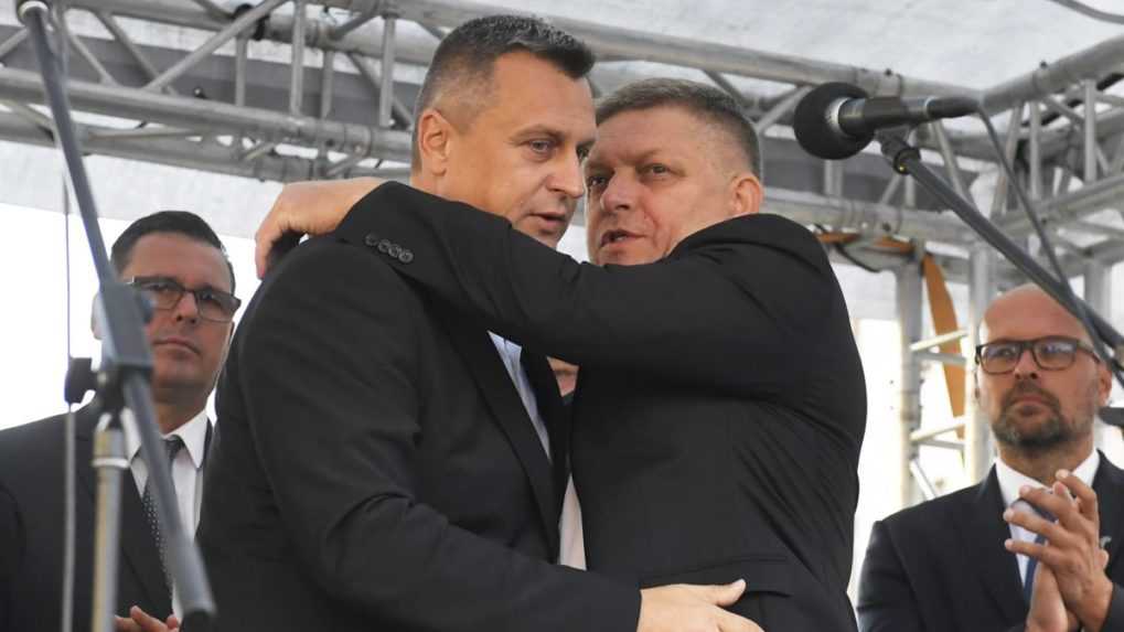 Predseda SNS Andrej Danko (vľavo) a predseda Smeru-SD Robert Fico na proteste v Košiciach.