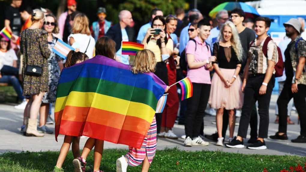 Počas pochodu za práva LGBT komunity v Belehrade zadržali takmer stovku ľudí