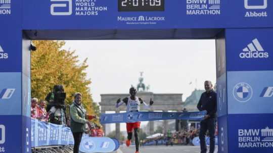 Kenský vytrvalec Eliud Kipchoge víťazí v novom svetovom rekorde v maratóne v Berlíne.