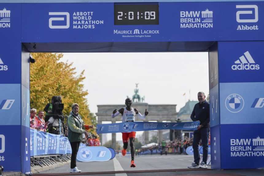 Keňan Eliud Kipchoge zlepšil vlastný svetový rekord v maratóne