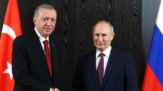 Ruský prezident Vladimir Putin (vpravo) a turecký prezident Recep Tayyip Erdogan.