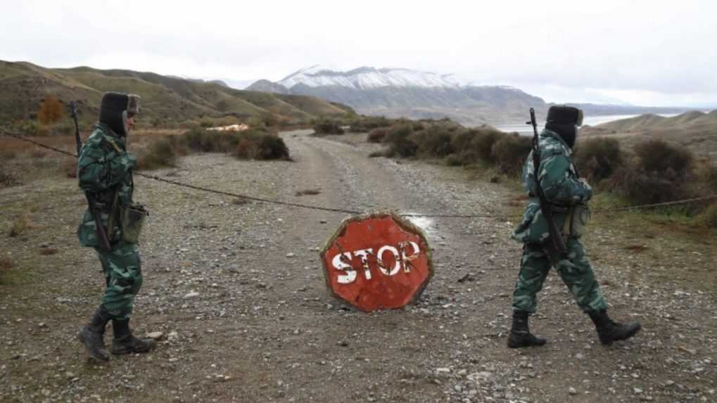 Vojaci na hranici Arménska a Azerbajdžanu.