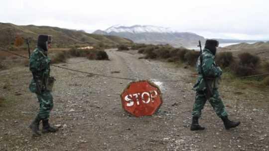 Vojaci na hranici Arménska a Azerbajdžanu.
