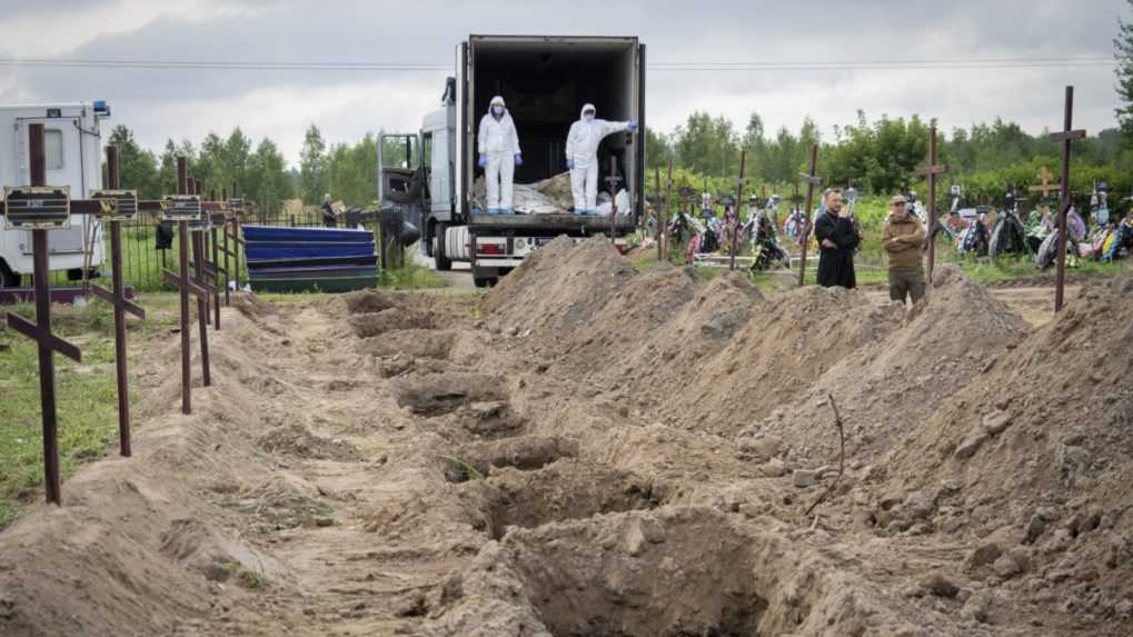 Na Ukrajine našli ďalší masový hrob