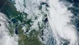 Na satelitnej snímke vidieť ako sa Hurikán Fiona približuje k pobrežiu Kanady.