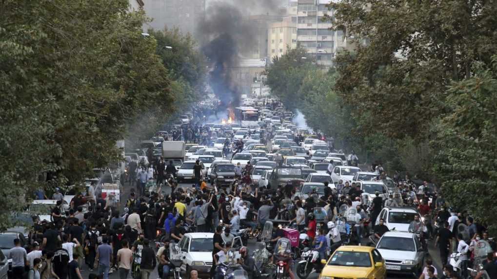 Pri protestoch v Iráne zomrelo už najmenej 76 ľudí