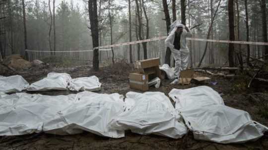 Vrecia s exhumovanými telami v ukrajinskom meste Izium.