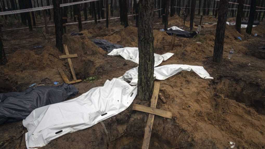 EÚ i USA vyjadrili zdesenie z nálezu masových hrobov v Iziume