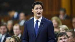 Kanadský premiér Justin Trudeau si uctieva pamiatku zosnulej britskej kráľovnej Alžbety II. v kanadskom parlamente v Ottawe.