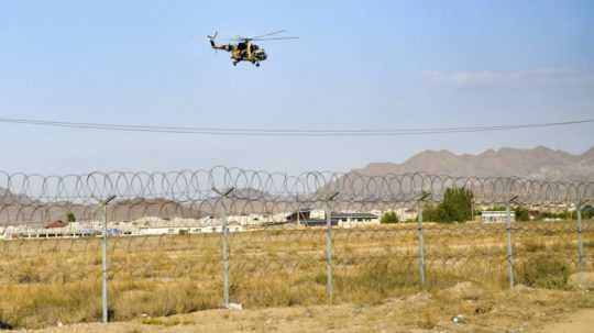 Vojenský vrtuľník prelieta ponad kirgizsko-tadžickú hranicu.