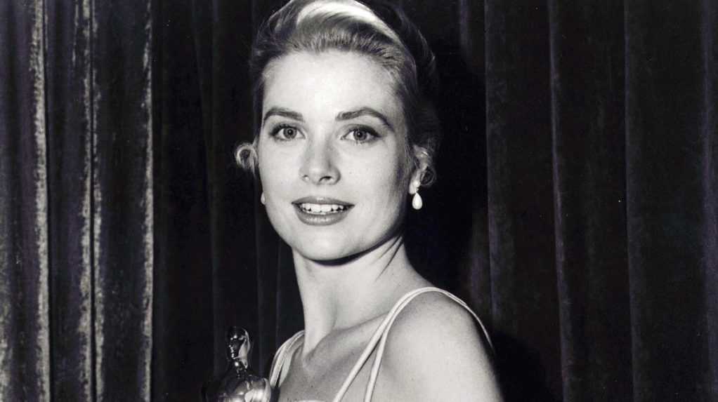 Na archívnej snímke z roku 1955 americká herečka a neskoršia monacká kňažná Grace Kellyová so soškou Oscara, ktorého získala v kategórii najlepšia herečka za film The Country Girl.