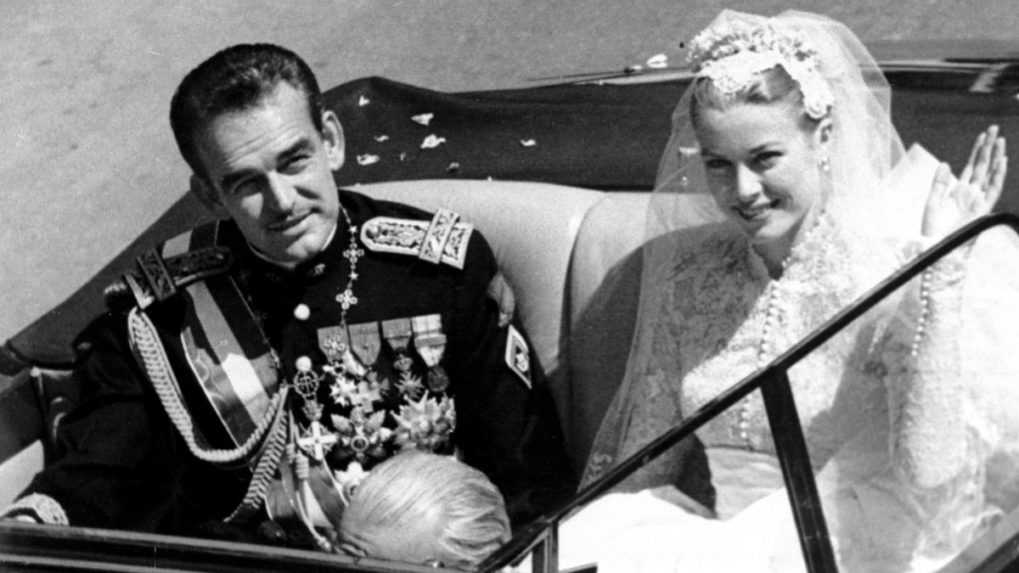 Na archívnej snímke princezná Grace Kellyová máva ľuďom počas jazdy v otvorenom aute po sobáši s s princom Rainerom III , ktorá sa konala v katedrále v Monaku.