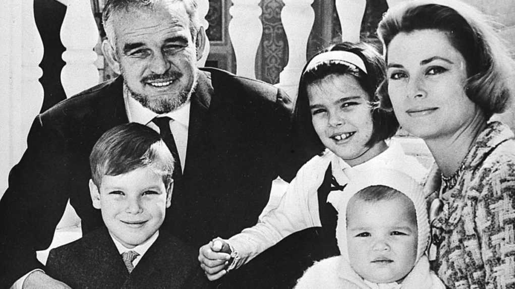 Knieža Rainier III. s kňažnou Grace a deťmi Stephanie, Albertom a Caroline na archívnej snímke z apríla 1966.