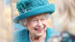 Na snímke britská kráľovná Alžbeta II. počas návštevy nakrúcania televízneho seriálu Coronation Street v britskom Manchestri.