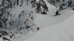 Fotografia zo zosuvu lavíny pod horolezcami.