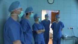 Na snímke sú lekári v operačnej sále.