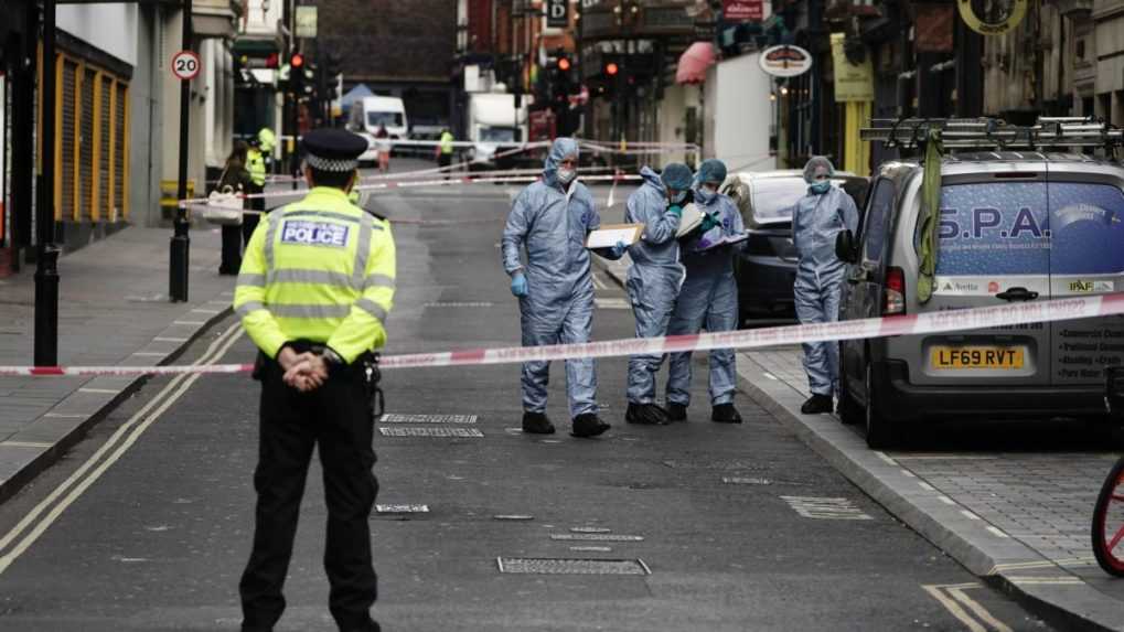 Dvaja policajti utrpeli zranenia pri útoku nožom v Londýne