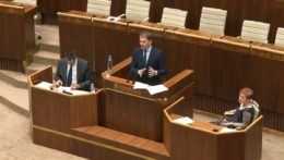 Minister financií Igor Matovič (OĽANO) počas vystúpenia v parlamente.