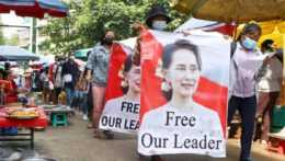 demonštranti s plagátom Aun Schan Su Ťij