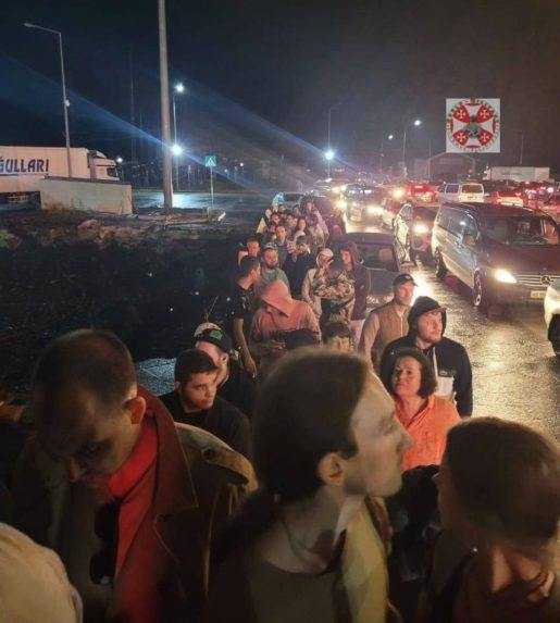 Rusi utekajúci pred mobilizáciou na hranici s Gruzínskom čakajú aj 12 hodín