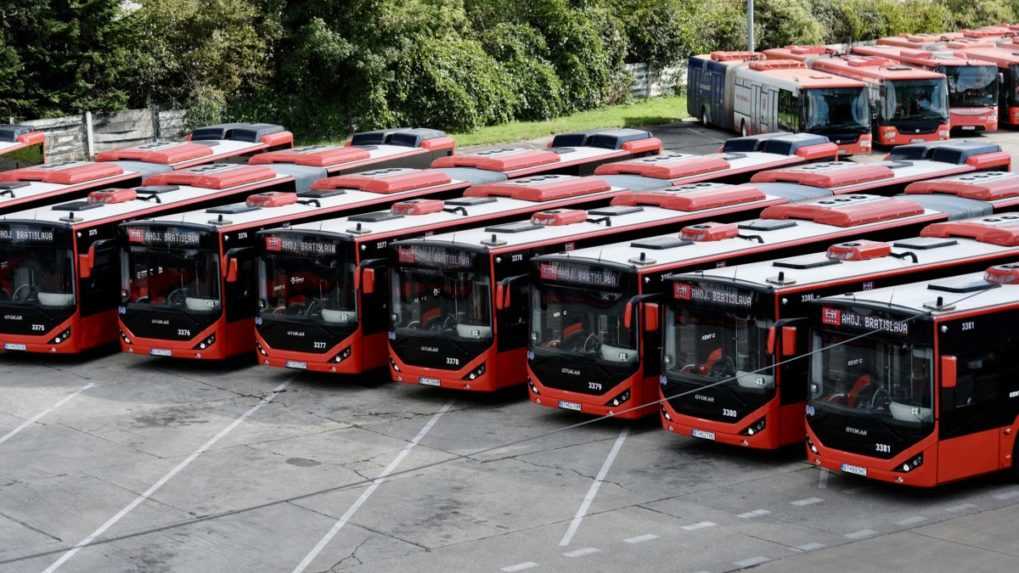 Dopravný podnik Bratislava predstavil nové kĺbové autobusy