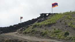 Vlajky Arménska a Azerbajdžanu pri pohraničnom pásme.