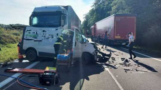Snímka z nehody na ceste medzi Senicou a Jablonicou.