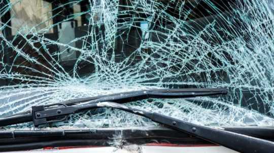 rozbité predné sklo na vozidle