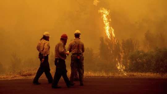 Hasiči pri lesnom požiari v Kalifornii.