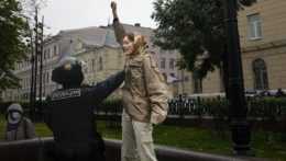 Policajt zadržal demonštrantku v Moskve počas protestu proti čiastočnej mobilizácii.