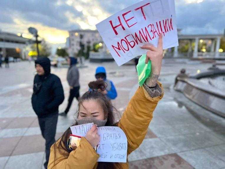 Protestujúca proti vojne na Ukrajine s papierom, na ktorom sa píše "nie mobilizácii".