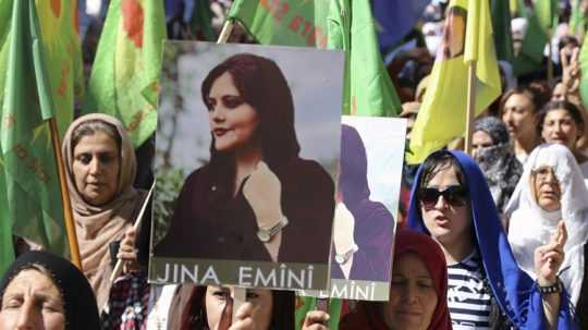 Na snímke sú protestujúce ženy s transparentmi s fotografiami Mahsy Amíníovej.