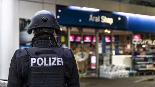 Nemecký policajt stojí pred čerpacou stanicou, na ktorej útočník zastrelil predavača.