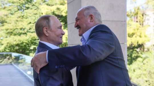 Ruský prezident Vladimir Putin (vľavo) a jeho bieloruský náprotivok Alexandr Lukašenko.