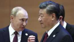 Ruský prezident Vladimir Putin (vľavo) a čínsky prezident Si Ťin-pching.