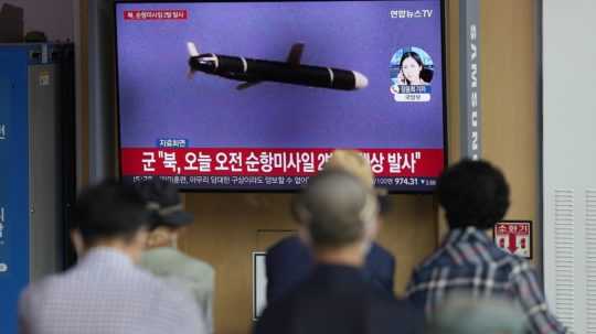 Na snímke ľudia sledujú televízne spravodajstvo o odpálení severokórejskej rakety na železničnej stanici v juhokórejskom Soule.
