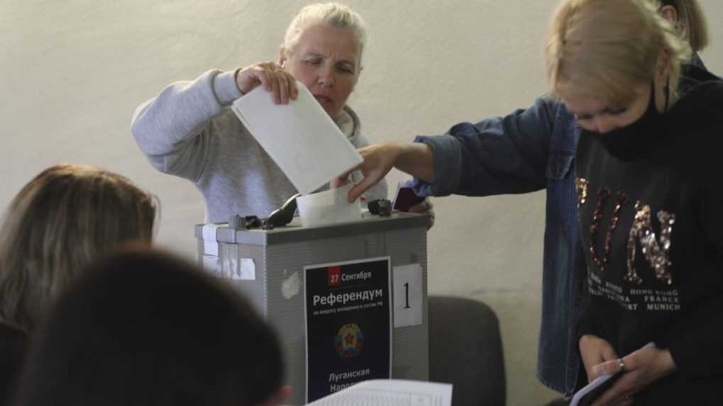 Účasť na referendách dosiahla v piatok asi 20 percent, tvrdia Rusi