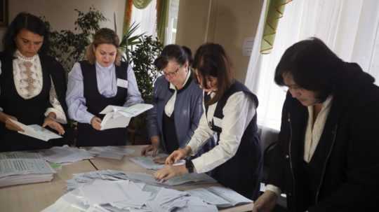 Členovia volebnej komisie počítajú hlasy v referende o pripojení okupovaných ukrajinských oblastí k Rusku.