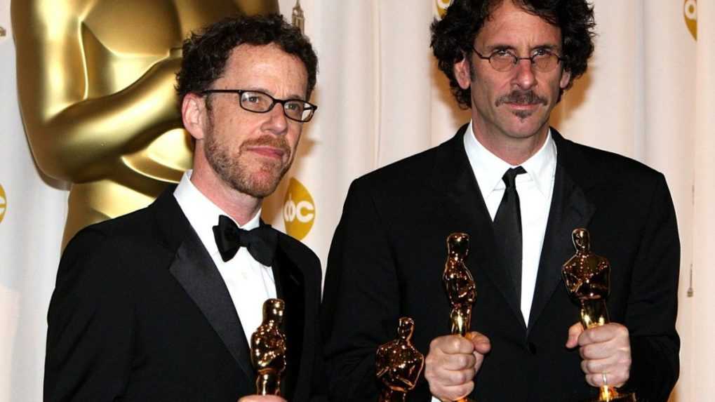Bratia Ethan a Joel Coenovci so štyrmi zlatými soškami na predávaní filmových Oscarov.