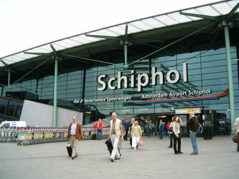 Amsterdamské letisko Schiphol zníži kapacitu personálu o takmer pätinu