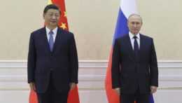 Čínsky prezident Si Ťin-pching (vľavo) a jeho ruský náprotivok Vladimir Putin.