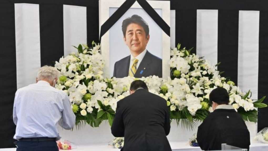 Japonsko sa so štátnym pohrebom rozlúčilo so zavraždeným expremiérom