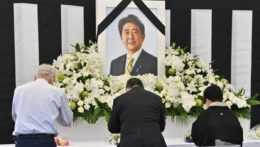 Modlitbami a čestnou salvou si Japonsko uctilo pamiatku bývalého premiéra Šinzóa Abeho.